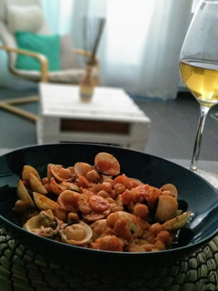 Una foto de Garbanzos con Gambas y Almejas