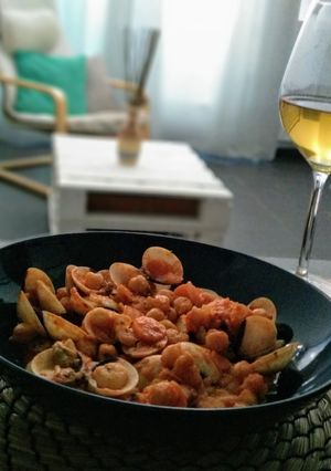Una foto de Garbanzos con Gambas y Almejas
