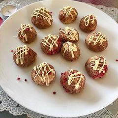 A picture of Cheesecake Keto Balls.