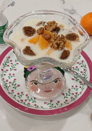 Una foto de Yogur batido con mandarina y frutos secos