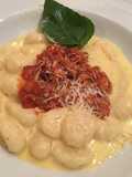 Gnocchi con salsa de 4 quesos y Ragú de chorizo