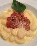 Gnocchi con salsa de 4 quesos y Ragú de chorizo