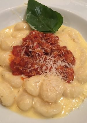 Una foto de Gnocchi con salsa de 4 quesos y Ragú de chorizo
