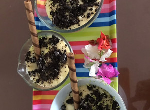 Una foto de Postre de maicena con flauta y galletas oreo