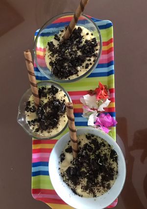 Una foto de Postre de maicena con flauta y galletas oreo