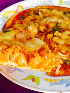 Una foto de Pizza de atún con cebolla caramelizada
