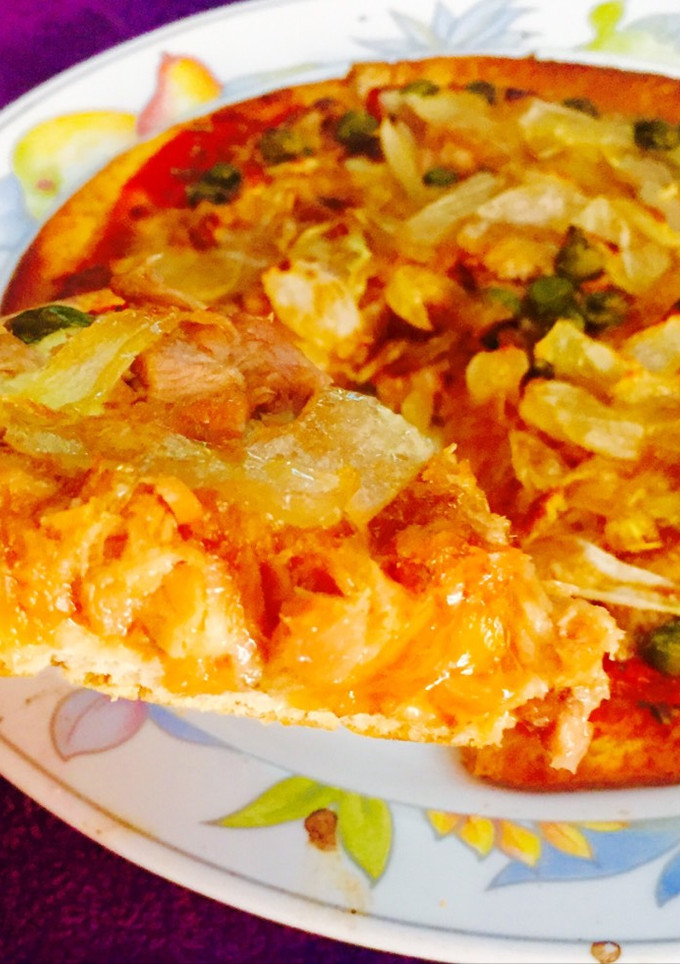 Una foto de Pizza de atún con cebolla caramelizada