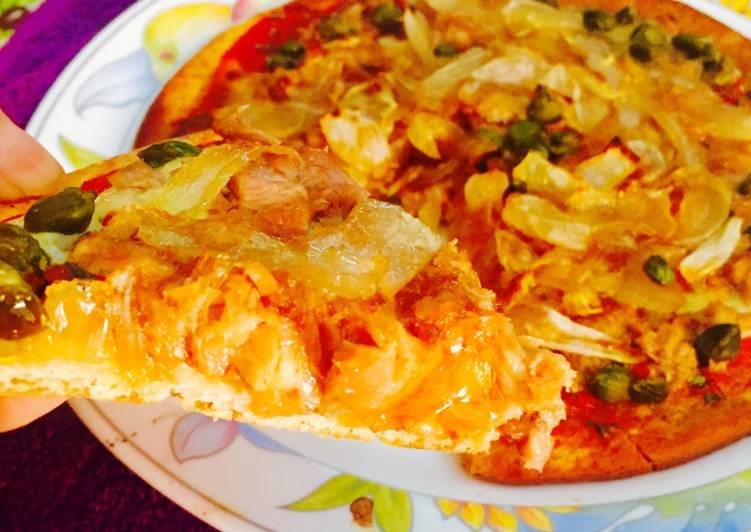 Pizza de atún con cebolla caramelizada