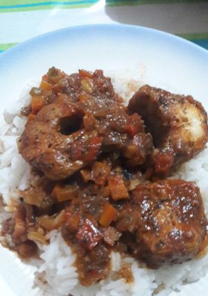 Una foto de Gatuzo con salsa y arroz