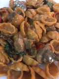 Conchiglie con punta de palomilla al portobello