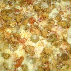A picture of Chicken tikka pizza.