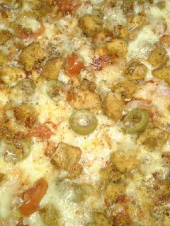 A picture of Chicken tikka pizza.