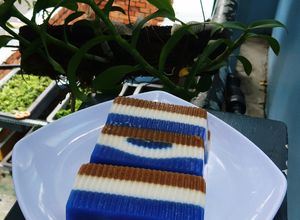 Hình của món Rau câu cà phê sữa, cốt dừa, hoa đậu biếc.