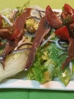 Foto principal de Cogollos de lechuga con anchoas y gulas