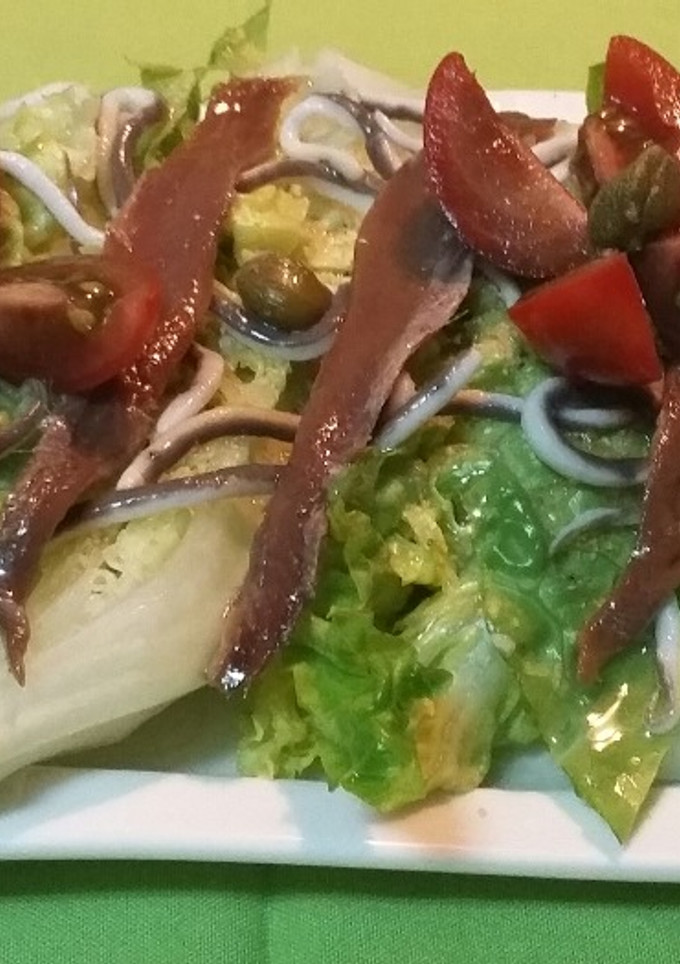 Una foto de Cogollos de lechuga con anchoas y gulas