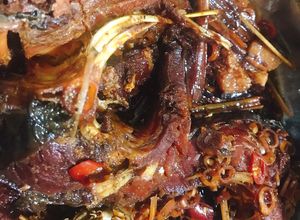 Hình của món Cá kho thịt ba chỉ.