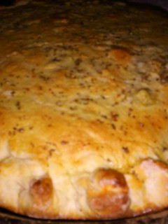 Una foto de Tarta de jamón, queso y tomate con masa de pizza