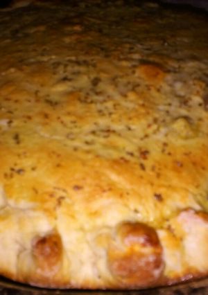 Una foto de Tarta de jamón, queso y tomate con masa de pizza