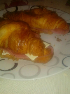 Una foto de Croissant de jamón york y queso