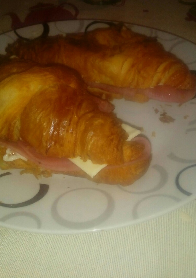 Una foto de Croissant de jamón york y queso