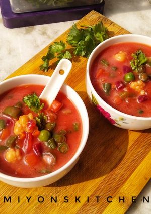 শীতের সবজি দিয়ে স্যুপ (shiter sabji diye soup recipe in Bengali) রেসিপির প্রধান ছবি