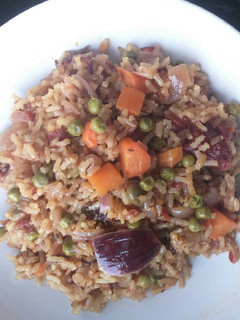 Una foto de Arroz integral con verduras