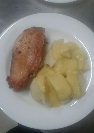 Una foto de Pollo asado con papas a la huancaina