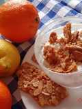 Merenda con yogurt, mele e croccante alle mandorle