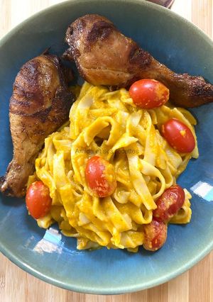 Une photo de Tagliatelles crémeuses au butternut et 🍗 pilons de poulet