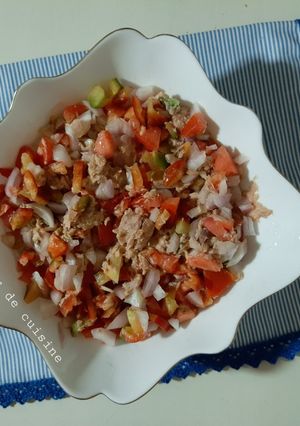 Une photo de Salade de crudités au thon 🍴