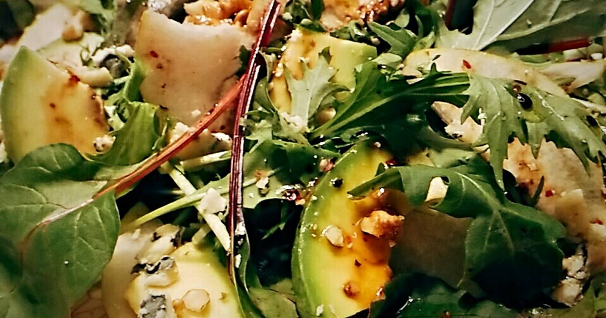 Салат с грушей, сыром ДорБлю и авокадо пошаговый рецепт