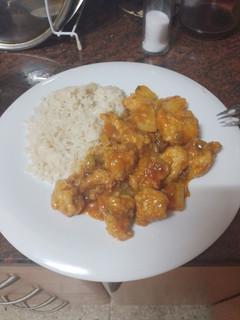 Una foto de Palomitas de pollo agridulce a mi manera con arroz blanco