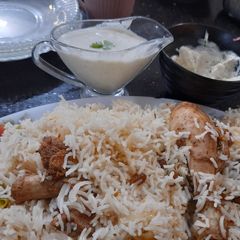 A picture of Chicken mandi with dukka.