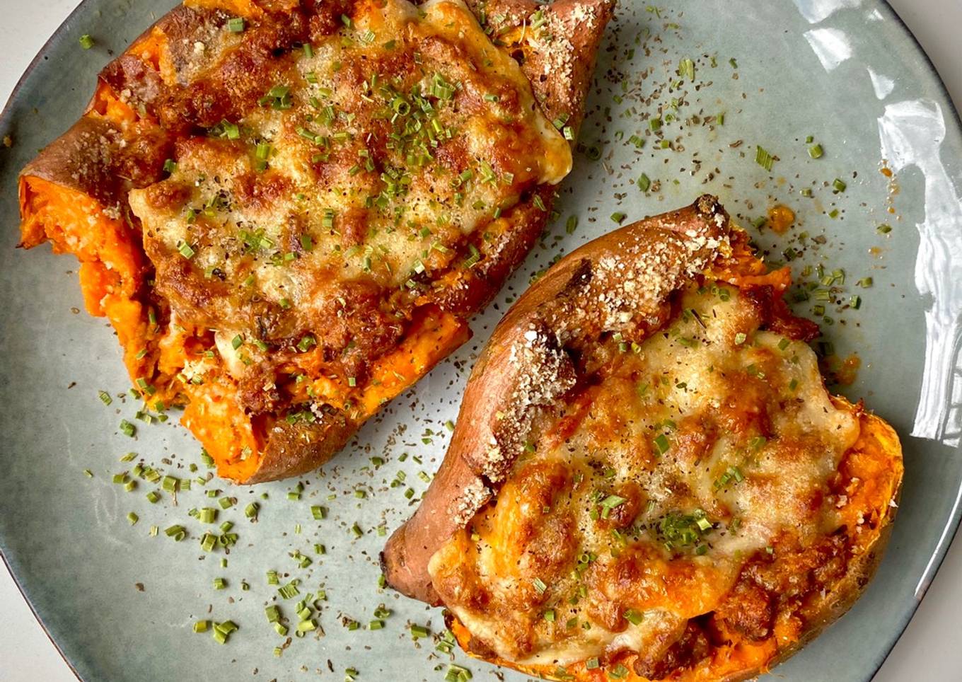 Boniatos rellenos de boloñesa