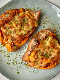 Una foto de Boniatos rellenos de boloñesa