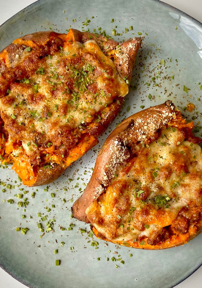Una foto de Boniatos rellenos de boloñesa