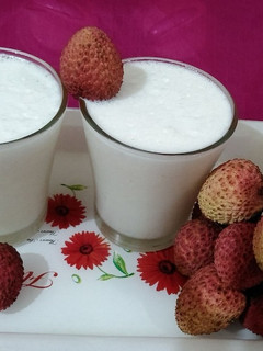 लीची मिल्क शेक (Litchi Milk shake recipe in Hindi) रेसिपी मुख्य फोटो
