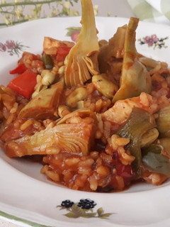 Una foto de Arroz con habas y alcachofas