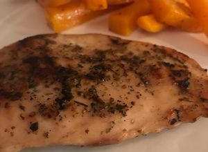 Una foto de Pollo grillé con bastones de calabaza