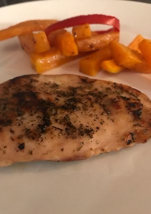 Una foto de Pollo grillé con bastones de calabaza
