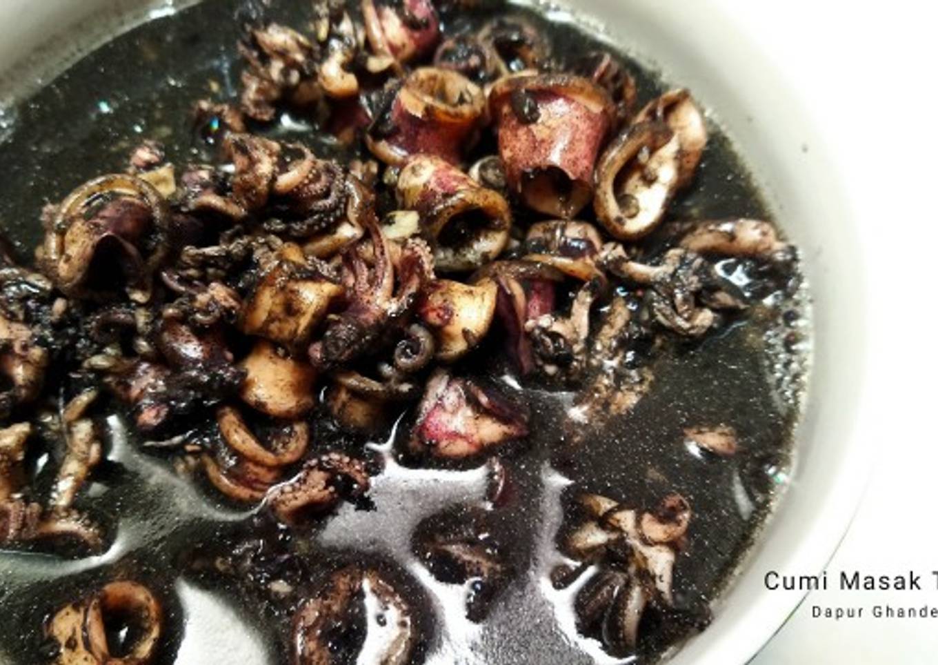 Cumi dimasak dengan cat hitam