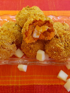 Una foto de Bolitas crujientes de boniato rellenas de queso