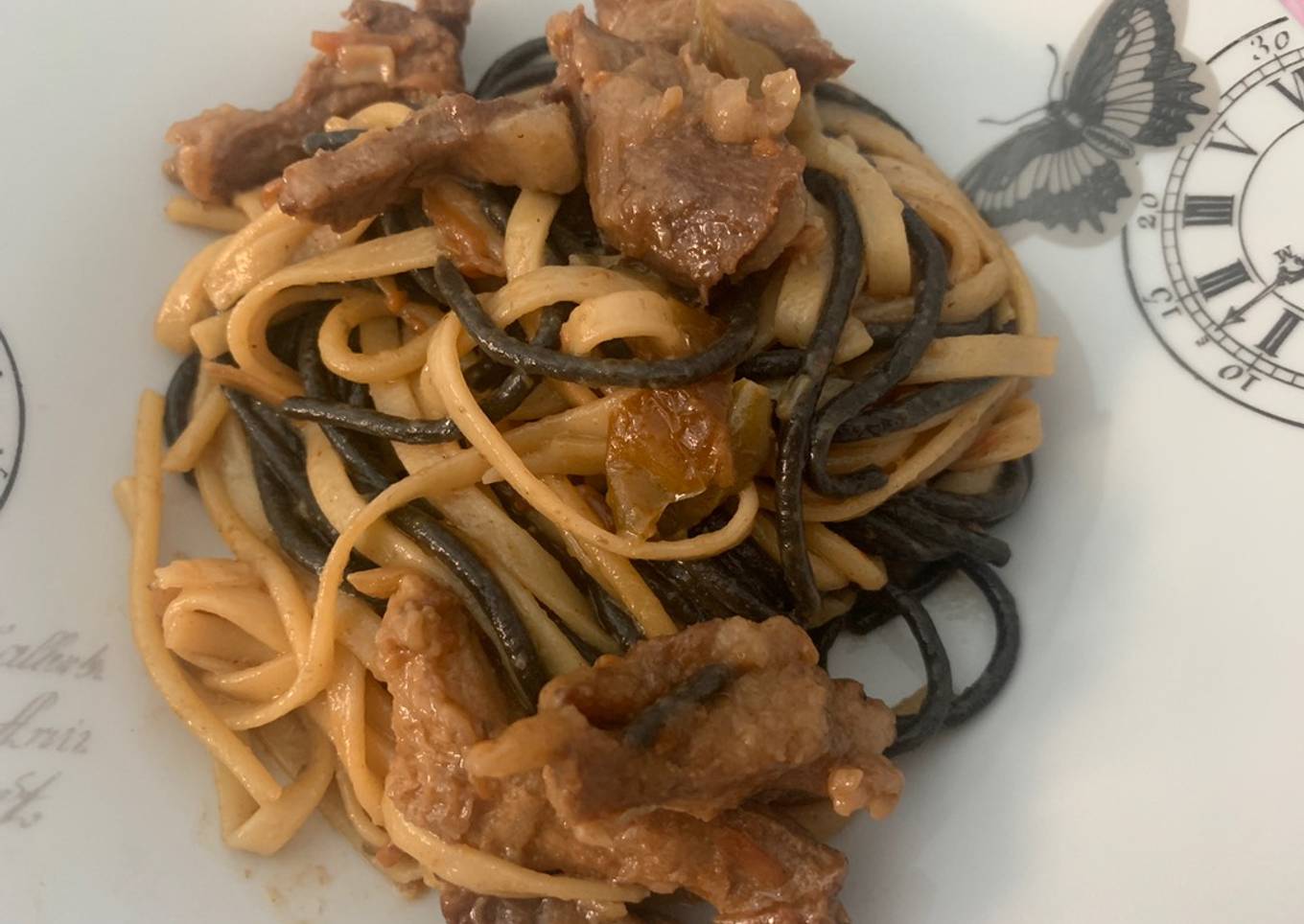 Fideos udon salteados con secreto ibérico