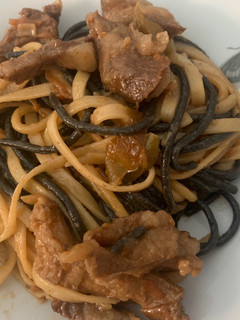 Una foto de Fideos udon salteados con secreto ibérico