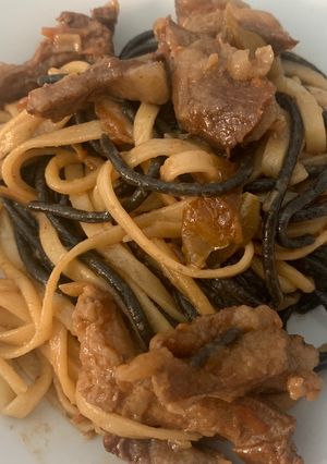 Una foto de Fideos udon salteados con secreto ibérico