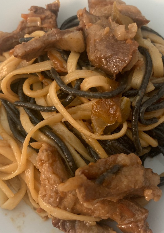Una foto de Fideos udon salteados con secreto ibérico