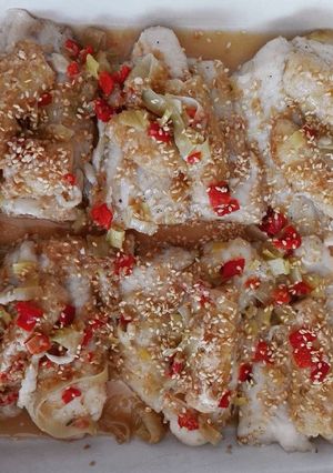 Una foto de Pescado con banana y ajonjolí en salsa de ajoporro