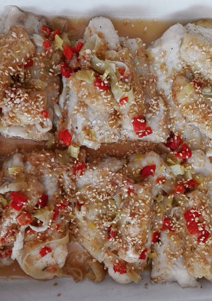 Una foto de Pescado con banana y ajonjolí en salsa de ajoporro
