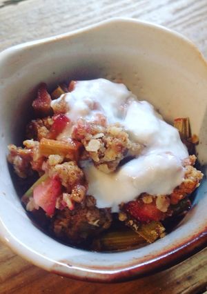 A picture of Strawberry Rhubarb Crumble with Oats.
