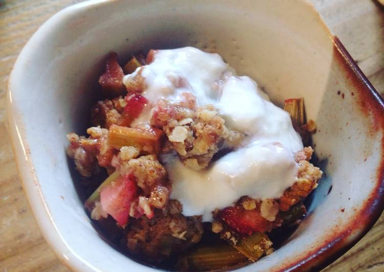 Recipe of Super Quick Homemade Strawberry Rhubarb Crumble with Oats